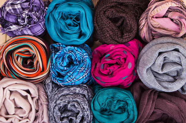 Accessoires - Schals - verschiedene Texturen und Farben - Foto, Bild
