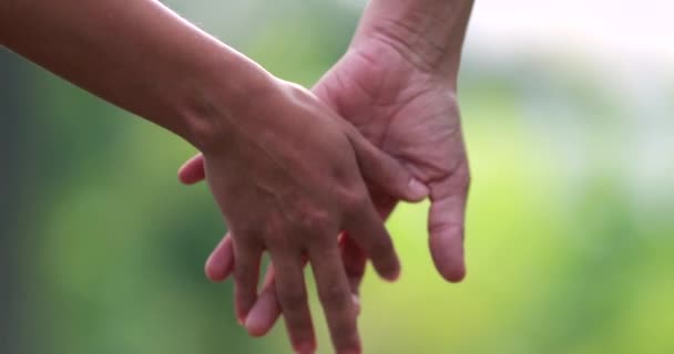Κοντινό πλάνο των χεριών ενώνονται Όμορφη ρομαντική στιγμή μεταξύ δύο εραστών - Πλάνα, βίντεο
