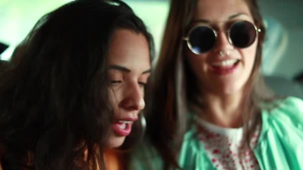 Kaksi nuorta millennials tytöt takapenkillä auton ratsastus taksi - Materiaali, video
