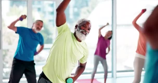 Фітнес, ваги та люди похилого віку в спортзалі для здоров'я, оздоровлення та тренування рук. Спорт, різноманітність і друзі похилого віку, що тягнуться для вправ м'язів або тренувань з гантелями в студії - Кадри, відео
