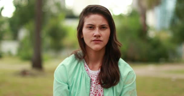 Ernsthafte junge Millennial-Frau blickt in die Kamera - Filmmaterial, Video