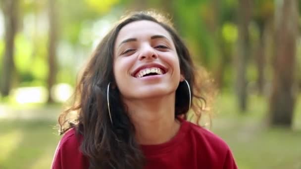 Sonriendo feliz latinoamericana millennial chica al aire libre - Imágenes, Vídeo