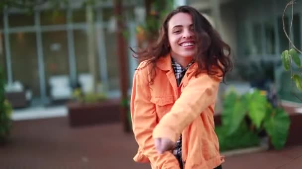 Χαρούμενο χαρούμενο κορίτσι που χορεύει με ενθουσιασμό, νεαρή γυναίκα που κουνάει το σώμα της - Πλάνα, βίντεο