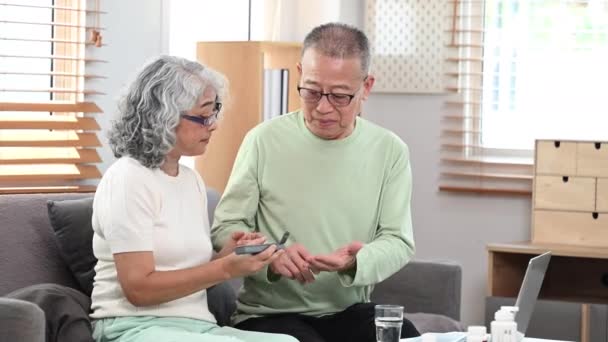Fürsorgliche Seniorin gibt ihrem Mann täglich verschreibungspflichtige Medikamente. Gesundheitskonzept. - Filmmaterial, Video