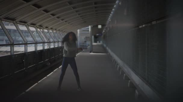 Retrato de estilo de vida urbano de la persona femenina que muestra un movimiento dramático y emocional de danza libre  - Imágenes, Vídeo