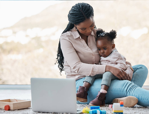 Fekete anya, gyermek és laptop együtt otthon az e-tanulás, szórakozás vagy videó streaming a nappaliban. Család, anya és lány a technológia gyerekeknek weboldal, online iskola és fejlesztés. - Fotó, kép