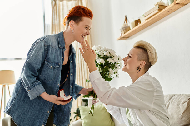 Duas mulheres em uma acolhedora sala de estar trocando flores, expressando amor e cuidado em um gesto comovente. - Foto, Imagem