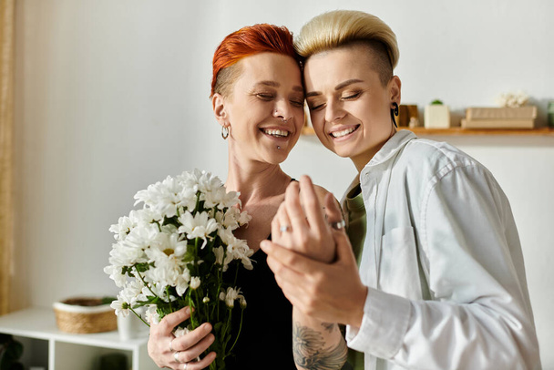 Лесбійська пара з коротким волоссям, що стоїть разом, кожен тримає в руках барвистий букет квітів. - Фото, зображення