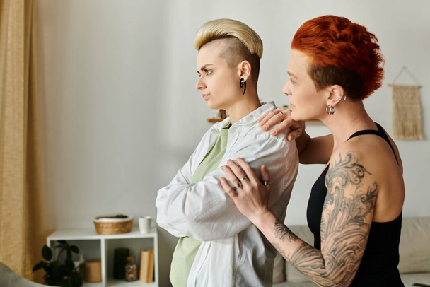Dvě ženy, lesbický pár, stojí blízko v obývacím pokoji a vyzařují konflikt. - Fotografie, Obrázek
