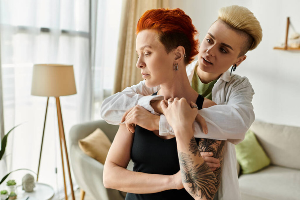 lesbiana calmando a su ofendido compañero en casa - Foto, Imagen