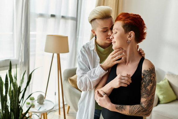 Zwei Frauen in einer warmen Umarmung in einem gemütlichen Wohnzimmer, die Liebe und Verbundenheit in einem intimen Moment ausdrücken. - Foto, Bild