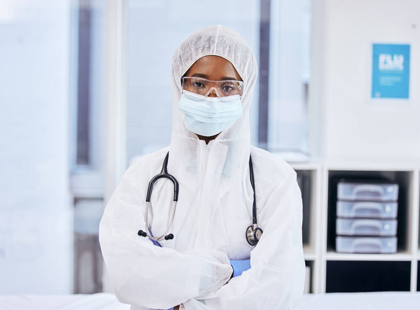 Portrait, schwarze Frau oder Arzt mit Schutzbrille, Maske und Handschuhen im Krankenhaus zur Sicherheit, zur kognitiven Forschung und zum Impfstoff. Schutz, weibliche Person oder medizinisches Personal in der Klinik für Sicherheit, Hygiene oder Abschirmung. - Foto, Bild