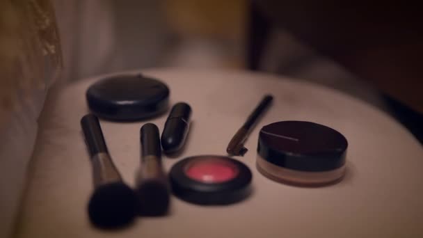 Weibliche Make-up-Influencerin nimmt zu Hause ein Beauty-Produktvideo auf dem Smartphone auf - Filmmaterial, Video