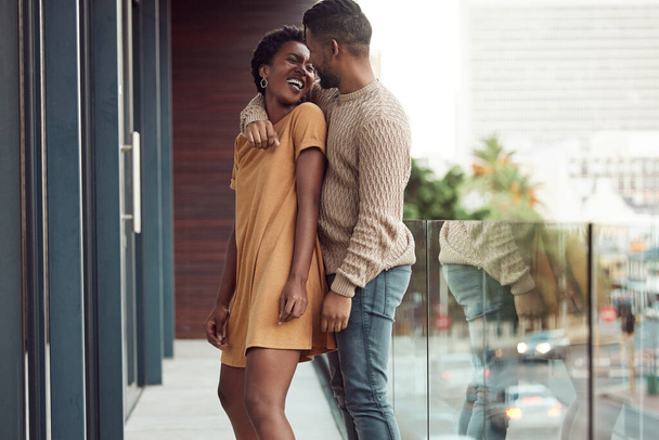 Romantiikkaa, parveke tai onnellinen musta pari halata hotellissa lomalla yhdessä kaupungin, tukea tai näkymä. Rentoudu, asunto tai mies afrikkalaisen naisen kanssa, jolla on rakkaus, sitoutuminen tai hymy avioliitossa. - Valokuva, kuva