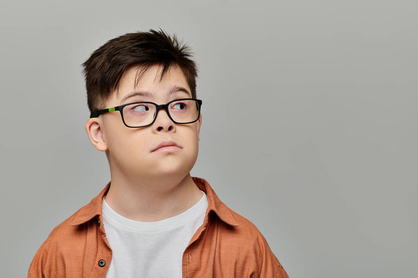 Un ragazzo con la sindrome di Down con gli occhiali. - Foto, immagini