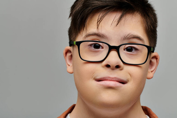 Um menino com síndrome de Down posando para um retrato. - Foto, Imagem