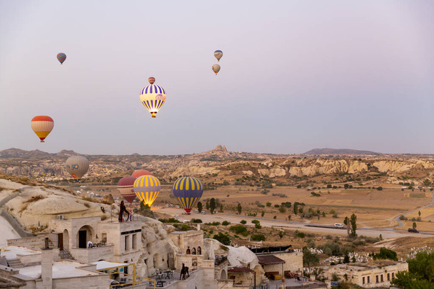 CAVUSIN, TURQUIE 2023 08 août : Vol en montgolfière, grande attraction touristique de la Cappadoce. La Cappadoce est connue dans le monde entier comme le meilleur endroit pour voler avec des montgolfières - Photo, image