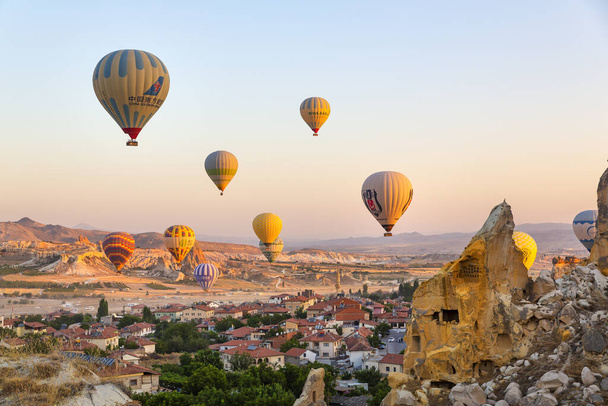 CAVUSIN, TÜRKEI 2023 August 08: Die Ballonfahrt, die große Touristenattraktion Kappadokiens. Kappadokien ist weltweit als der beste Ort bekannt, um mit Heißluftballons zu fliegen - Foto, Bild