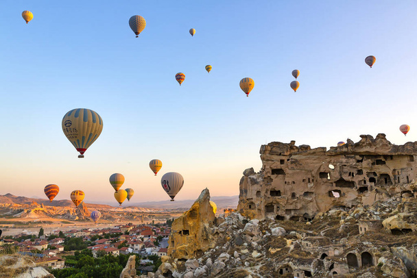CAVUSIN, TURKEY 2023 augusztus 08: A léggömb repülés, a nagy turisztikai attrakciója Cappadocia. Cappadocia világszerte ismert, mint a legjobb hely repülni hőlégballonok - Fotó, kép