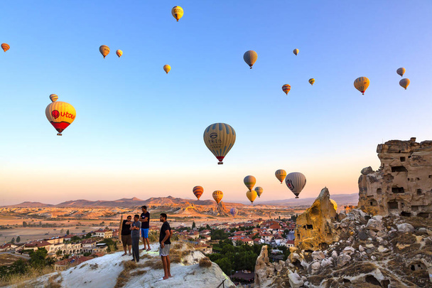 Кавусин, ТУРКЕЙ 2023 08 августа: Полет на воздушном шаре, большая туристическая достопримечательность Каппадокии. Каппадокия известна во всем мире как лучшее место для полета на воздушных шарах - Фото, изображение