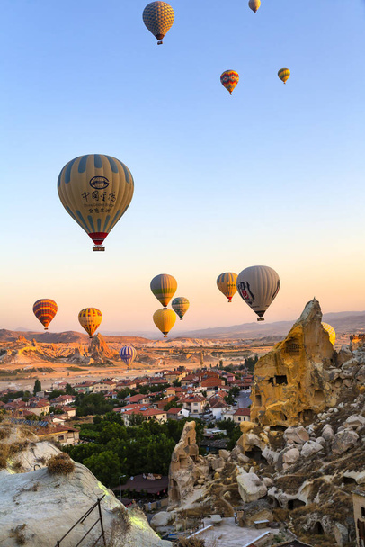 CAVUSIN, ΤΟΥΡΚΙΑ 2023 Αυγούστου 08: Η πτήση με αερόστατο, το μεγάλο τουριστικό αξιοθέατο της Καππαδοκίας. Καππαδοκία είναι γνωστή σε όλο τον κόσμο ως το καλύτερο μέρος για να πετάξει με αερόστατα θερμού αέρα - Φωτογραφία, εικόνα