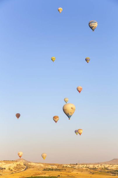 CAVUSIN, TURKEY 2023 Srpen 08: Balónek let, velká turistická atrakce Cappadocia. Cappadocia je známá po celém světě jako nejlepší místo pro létání s horkovzdušnými balónky - Fotografie, Obrázek