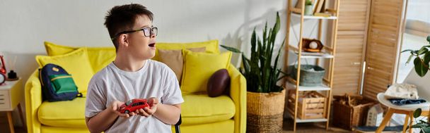 adorable chico con síndrome de Down inmerso en un juego con juguete en acogedora sala de estar. - Foto, imagen