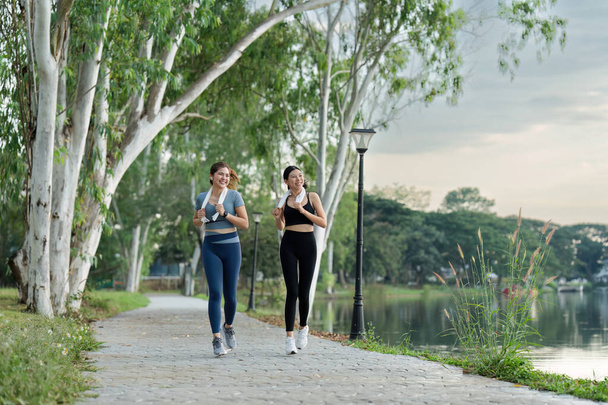 Mujer corriendo. Corredor femenina corriendo durante el entrenamiento al aire libre en un parque. Estilo de vida saludable. Buenos días.. - Foto, imagen