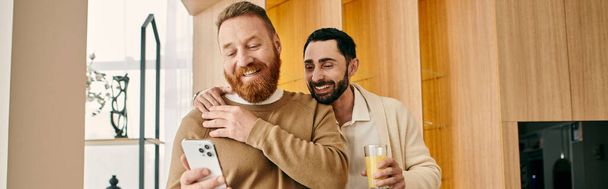 Twee mannen voor de muur met foto van een man met baard, gelukkig en verliefd. - Foto, afbeelding