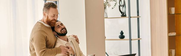 Onnellinen homopari halaa modernissa olohuoneessa osoittaen kiintymystä ja rakkautta. - Valokuva, kuva