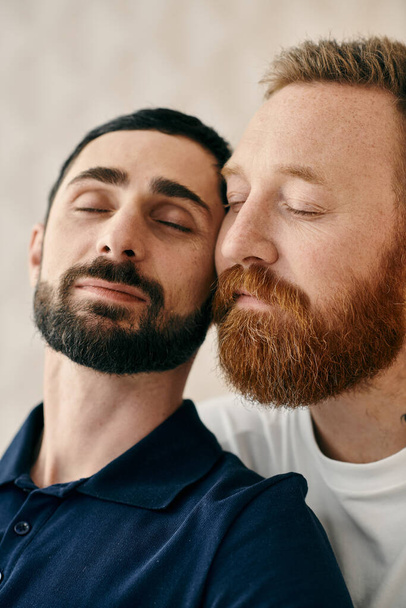 Due uomini con la barba che si abbracciano in un caldo abbraccio, esprimendo profonda connessione e amore in un salotto moderno. - Foto, immagini