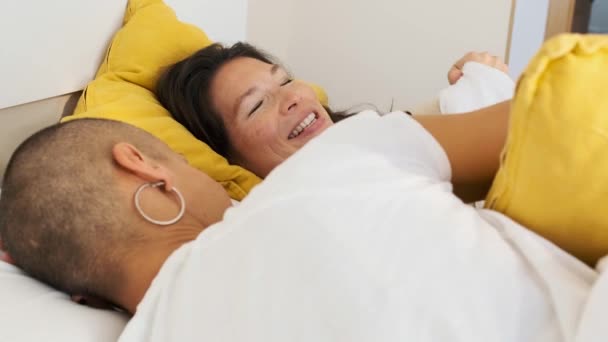 Vídeo en cámara lenta de una mujer embarazada asiática y su pareja lesbiana hablando en la cama por la mañana - Imágenes, Vídeo