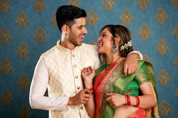 Образ красивої пари в традиційному індійському вбранні, що обіймає і захоплює один одного на святкуванні Дівалі - Фото, зображення