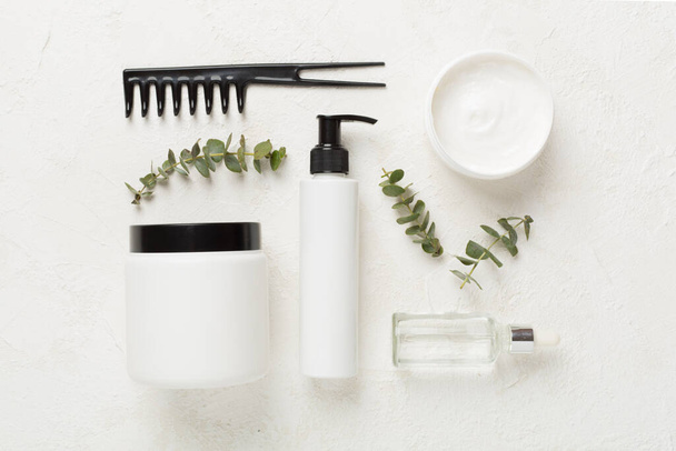 Productos profesionales para el cuidado del cabello con peine sobre fondo de hormigón, vista superior - Foto, Imagen