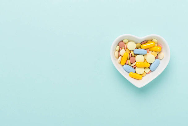 Leki w kształcie serca miski na tle koloru, widok z góry - Zdjęcie, obraz