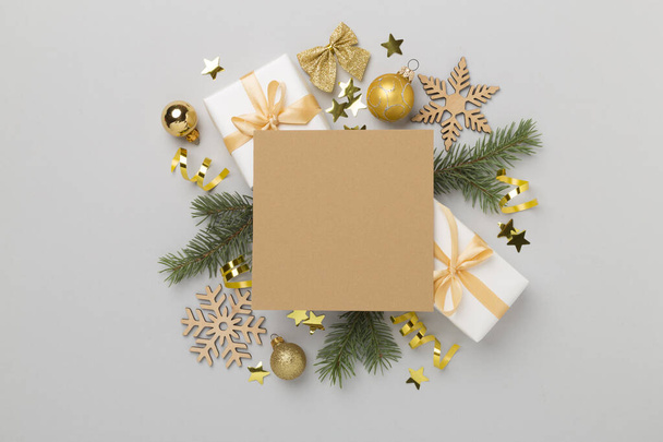 Ευχετήρια κάρτα mockup με χριστουγεννιάτικη διακόσμηση στο φόντο χρώμα, top view - Φωτογραφία, εικόνα