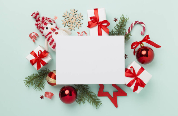 カラーバックグラウンド,トップビューのクリスマスの装飾とグリーティングカードのモックアップ - 写真・画像