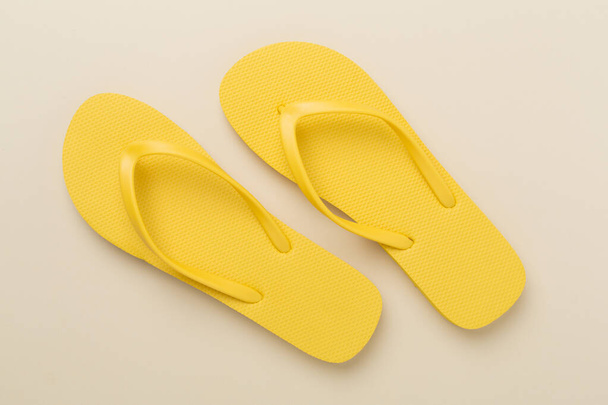 Leuchtend gelbe Flip-Flops auf farbigem Hintergrund, Draufsicht. Sommerkonzept - Foto, Bild