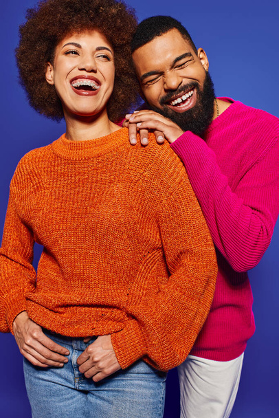 Junge afroamerikanische Freunde in lässiger Kleidung posieren gemeinsam und präsentieren ihre Freundschaft auf blauem Hintergrund. - Foto, Bild