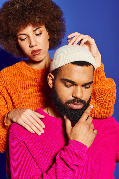 Um jovem afro-americano com barba e uma mulher afro mostrando amizade e diversidade cultural em trajes vibrantes. - Foto, Imagem