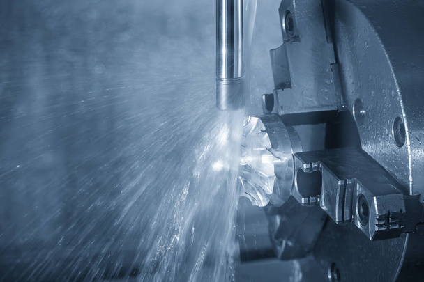 A fresadora CNC de 4 eixos corta a parte do turbocompressor com o método do líquido refrigerante. O processo de fabricação de peças automotivas de alta tecnologia pelo centro de usinagem de múltiplos eixos. - Foto, Imagem