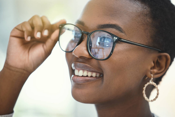 Göz bakımı, gülümseme ve gözlüklü siyah kadın görüş, optometri veya reçeteli lens için mağazada. Perakende, sağlık ve gözlük çerçeveli müşteriler optik, görme ya da göz doktoru testleri için. - Fotoğraf, Görsel
