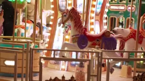 Carrousel rétro illuminé coloré dans un parc d'attractions. - Séquence, vidéo