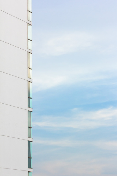 finestra di alto edificio con sfondo cielo
 - Foto, immagini