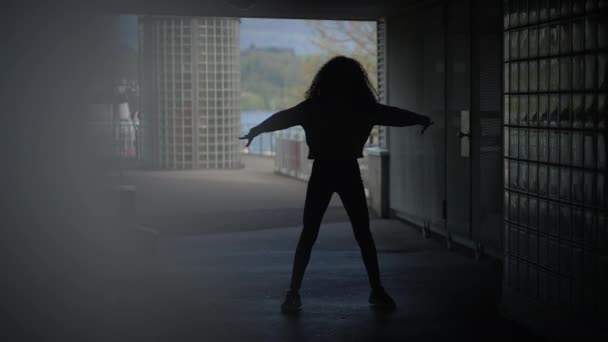 Urban Lifestyle Portret kobiety Pokazano Dramatyczny Emocjonalny Freestyle Dance Move  - Materiał filmowy, wideo