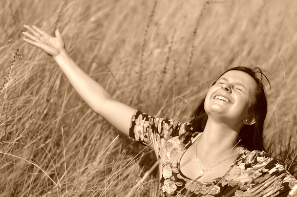 ευτυχισμένη γυναίκα στον τομέα χρυσό σιτάρι - Φωτογραφία, εικόνα