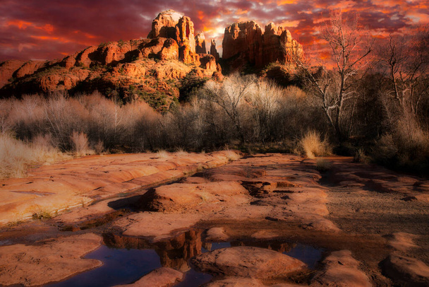Lumière du soleil tardive sur Cathedral Rock près de Sedona, Arizona
 - Photo, image