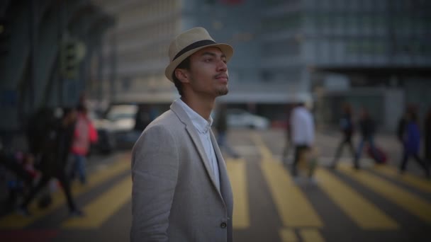 Módní mladý pohledný muž v klobouku a ležérní oblečení ve městě - Záběry, video