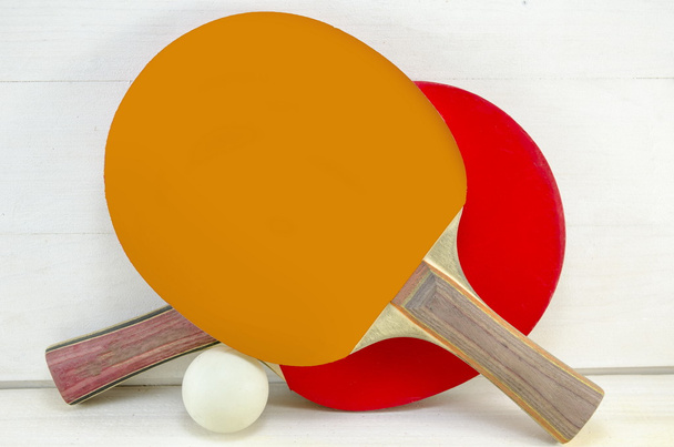 Дві настільні тенісні ракетки і м'яч
 - Фото, зображення