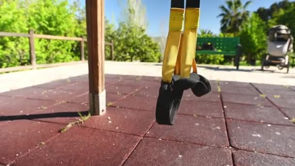 Ophanging riemen opknoping op de dwarsbalk op de stedelijke sportveld buiten - Video